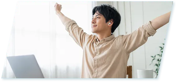 自宅でリラックスしながら働く男性